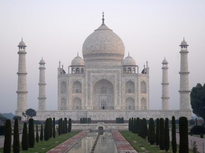 Couple travel in India